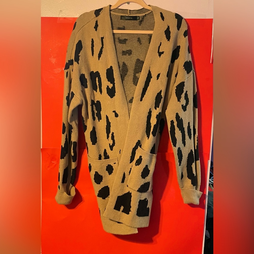 Over sized cardigan sweater. large pockets size xl